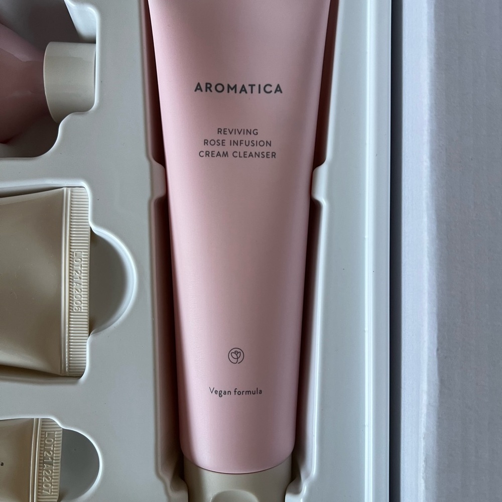 Aromatica Skincare Gift Set with Tote - Picture 6 of 10